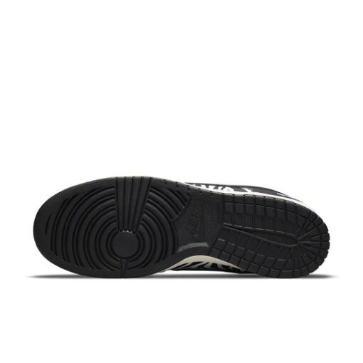 Nike SB Dunk Low Quartersnacks Zebra Unfading Sneaker