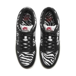 Nike SB Dunk Low Quartersnacks Zebra Unfading Sneaker