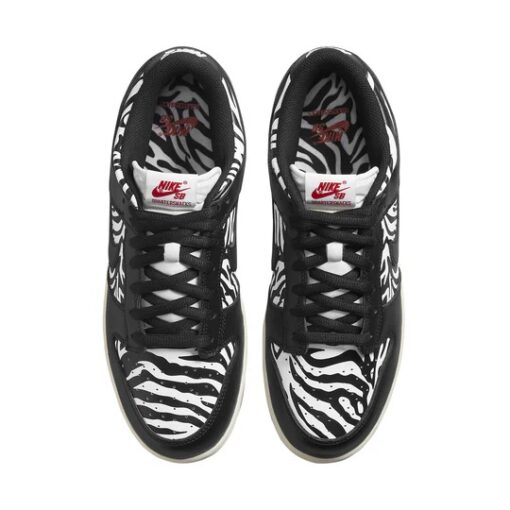 Nike SB Dunk Low Quartersnacks Zebra Unfading Sneaker