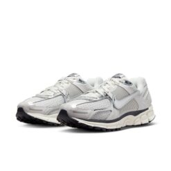 (WMNS) Nike Air Zoom Vomero 5 'Photon Dust Metallic Silver' FD0884-025