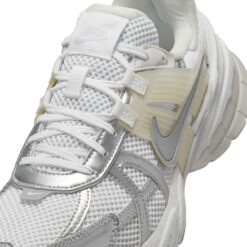 (WMNS) Nike V2K Run 'Metallic Silver' FD0736-104