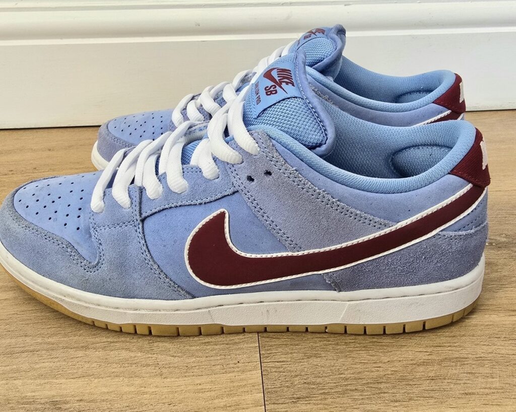 Nike SB Dunk Low ‘Philadelphia Phillies’ Review: Baseball-Inspired Streetwear Perfection Nike SB Dunk Low ‘Philadelphia Phillies’ Review: Baseball-Inspired Streetwear Perfection