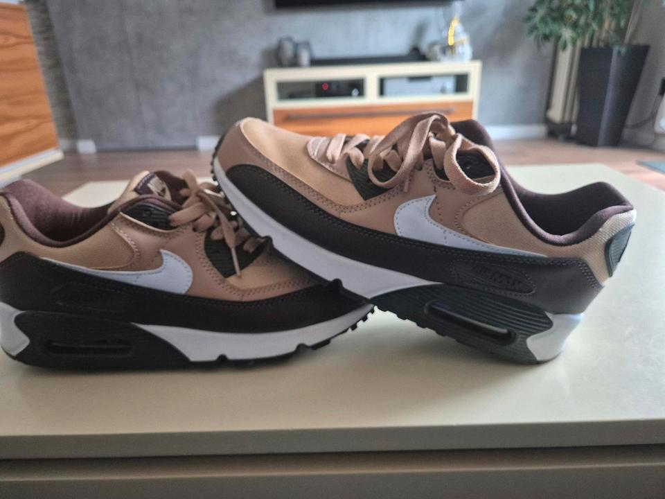 Nike Air Max 90 ‘Hemp Earth’ Review: Natural Tones Meet Everyday Comfort