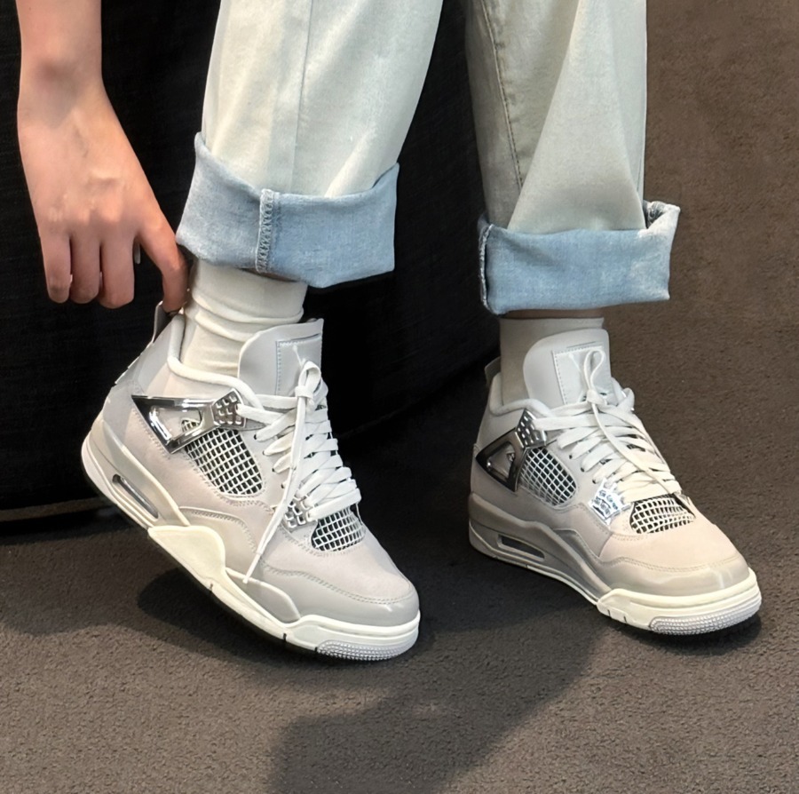 (WMNS) Air Jordan 4 Retro ‘Frozen Moments’ Review: A Feminine Twist on a Timeless Classic (WMNS) Air Jordan 4 Retro ‘Frozen Moments’ Review: A Feminine Twist on a Timeless Classic