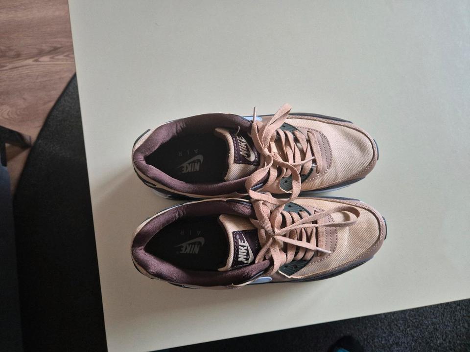 Nike Air Max 90 ‘Hemp Earth’ Review: Natural Tones Meet Everyday Comfort