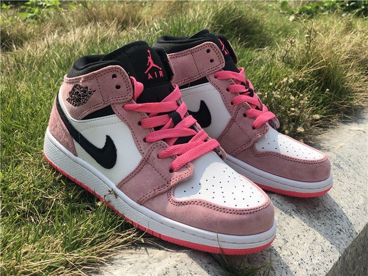 Air Jordan 1 Mid SE ‘Crimson Tint’ Review: A Fresh Twist on a Timeless Icon