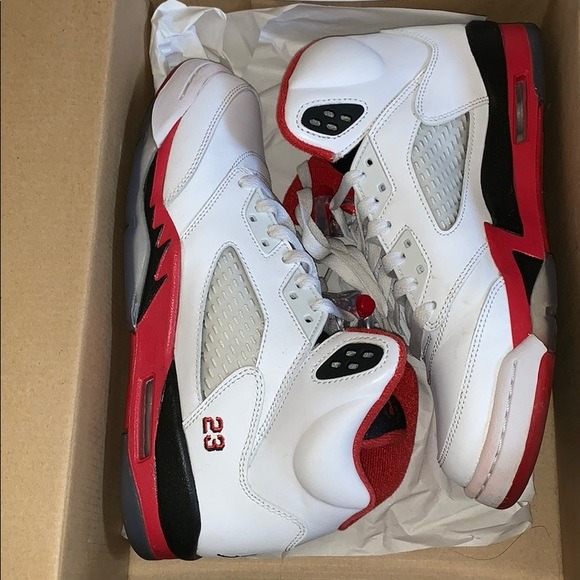 (GS) Air Jordan 5 Retro ‘Fire Red Black Tongue’ 2013 Review: A Fiery Classic for the Next Generation (GS) Air Jordan 5 Retro ‘Fire Red Black Tongue’ 2013 Review: A Fiery Classic for the Next Generation