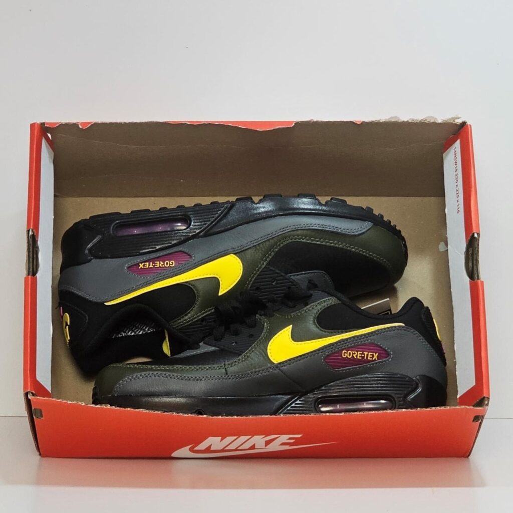 Nike Air Max 90 GORE-TEX ‘Tour Yellow Cargo Khaki’ Review: All-Weather Utility Meets Street Style Nike Air Max 90 GORE-TEX ‘Tour Yellow Cargo Khaki’ Review: All-Weather Utility Meets Street Style