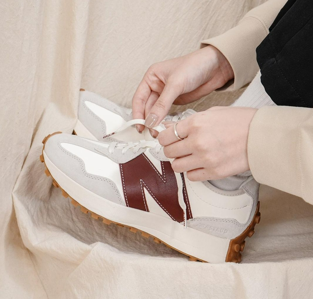 New Balance STAUD x 327 ‘Grey Burgundy’ Review: Elevated Style Meets Everyday Comfort New Balance STAUD x 327 ‘Grey Burgundy’ Review: Elevated Style Meets Everyday Comfort