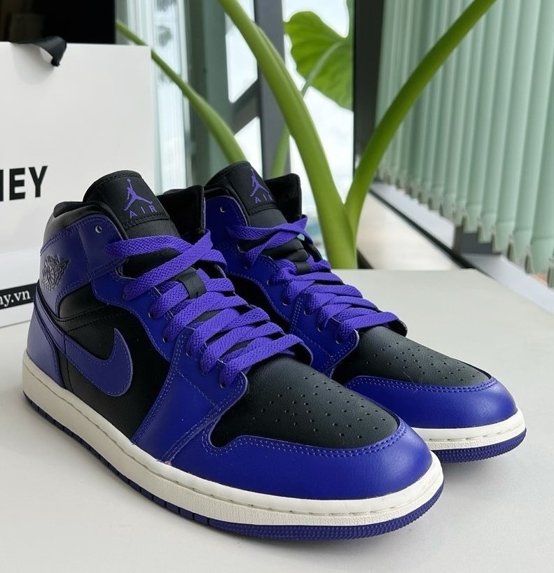 (WMNS) Air Jordan 1 Mid ‘Dark Concord’ Review: A Bold Pop for Everyday Style