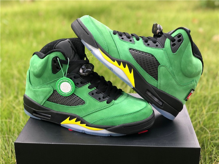 Air Jordan 5 Retro SE ‘Oregon’ Review: Bold School Spirit in a Stylish Sneaker Air Jordan 5 Retro SE ‘Oregon’ Review: Bold School Spirit in a Stylish Sneaker