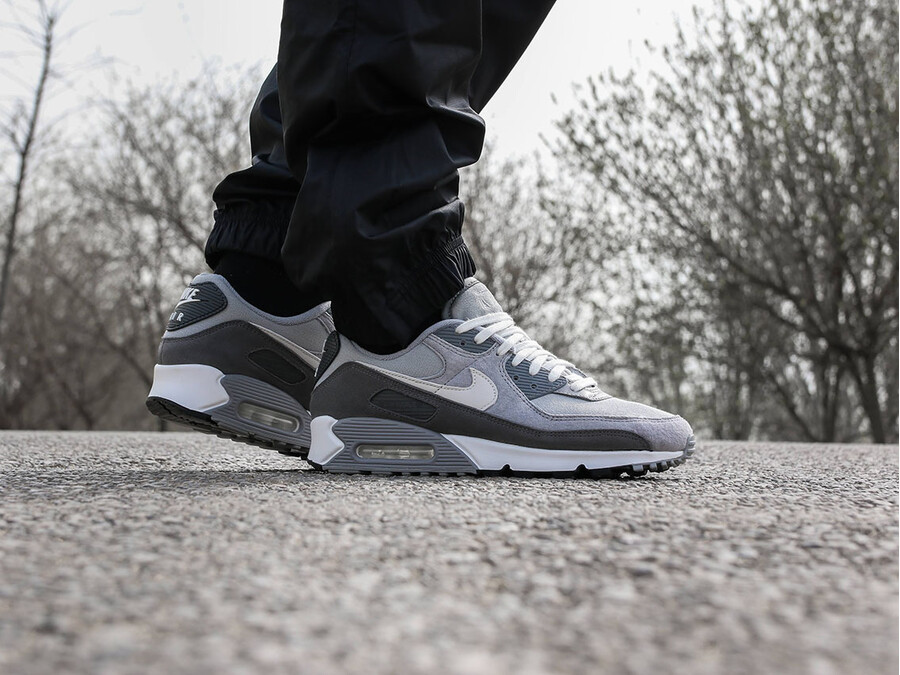 Nike Air Max 90 Premium ‘Light Smoke Grey’ Review: Timeless Neutral for Everyday Style