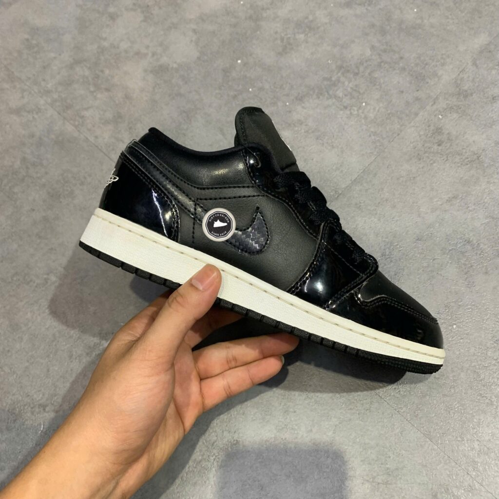 Air Jordan 1 Low SE ‘All Star Weekend’ (GS) Review: Glossy Style for Rising Sneaker Stars Air Jordan 1 Low SE ‘All Star Weekend’ (GS) Review: Glossy Style for Rising Sneaker Stars