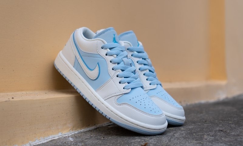 (WMNS) Air Jordan 1 Low SE ‘Reverse Ice Blue’ Review: A Cool-Toned Classic for Everyday Elegance