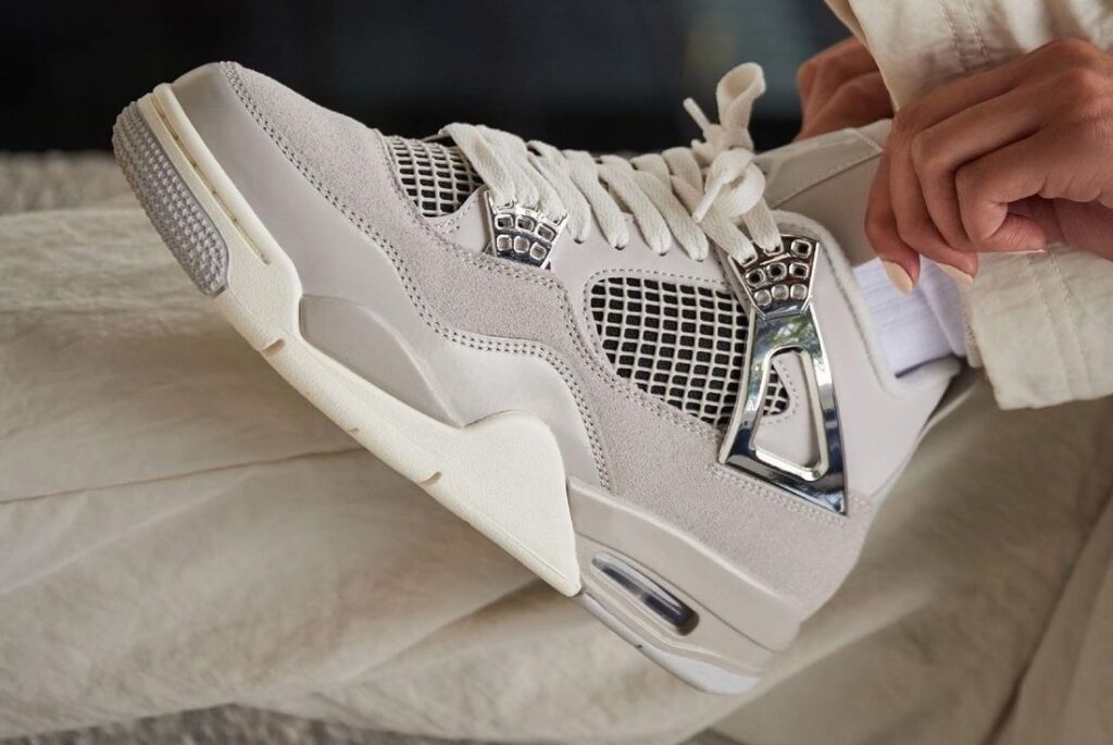 (WMNS) Air Jordan 4 Retro ‘Frozen Moments’ Review: A Feminine Twist on a Timeless Classic (WMNS) Air Jordan 4 Retro ‘Frozen Moments’ Review: A Feminine Twist on a Timeless Classic