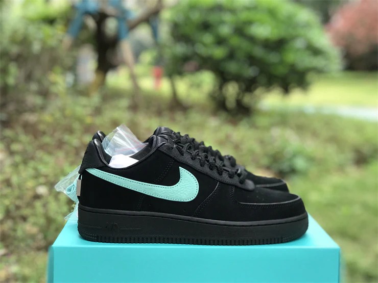 Nike Air Force 1 Low SP ‘Tiffany & Co.’ Review: Streetwear Meets Luxury Craftsmanship