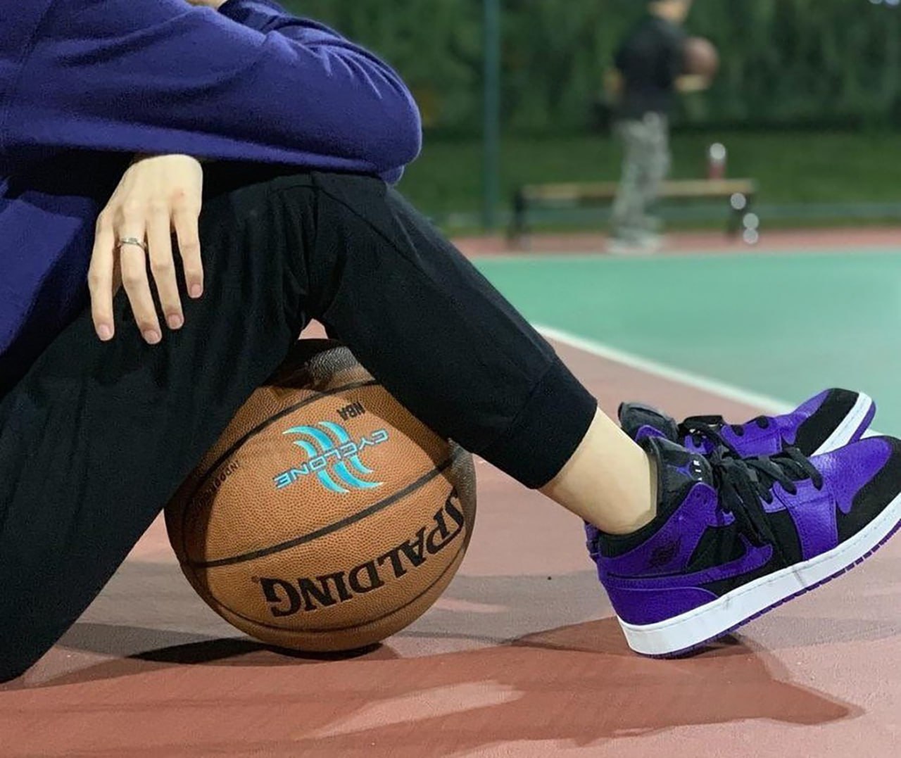 (WMNS) Air Jordan 1 Mid ‘Dark Concord’ Review: A Bold Pop for Everyday Style