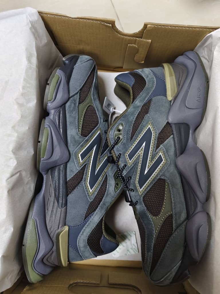 New Balance 9060 ‘Blacktop Dark Moss’ Review: Retro Futurism Meets Outdoor Vibes New Balance 9060 ‘Blacktop Dark Moss’ Review: Retro Futurism Meets Outdoor Vibes