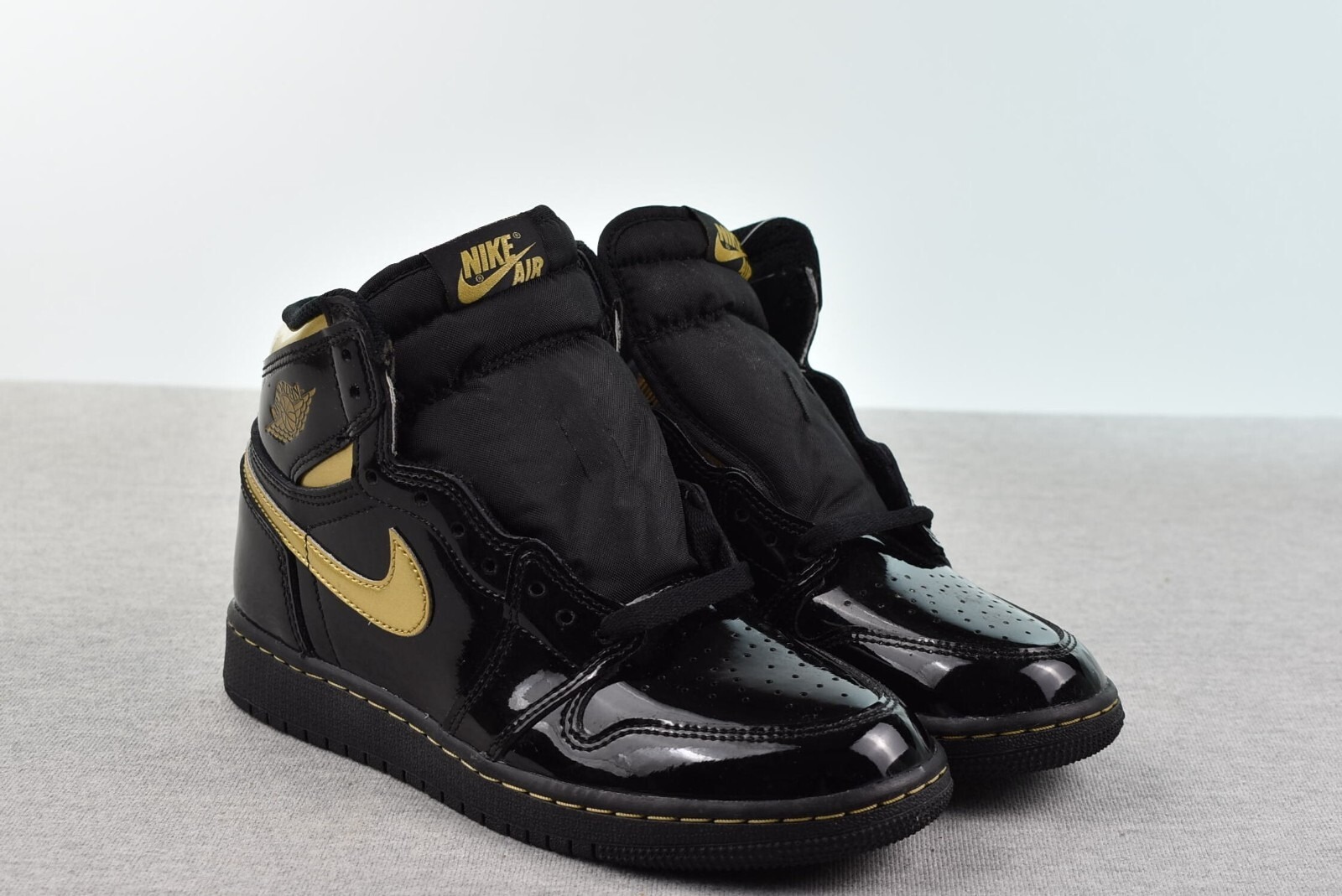 (GS) Air Jordan 1 Retro High OG ‘Black Metallic Gold’ Review: Glossy Glam Meets Jordan Legacy