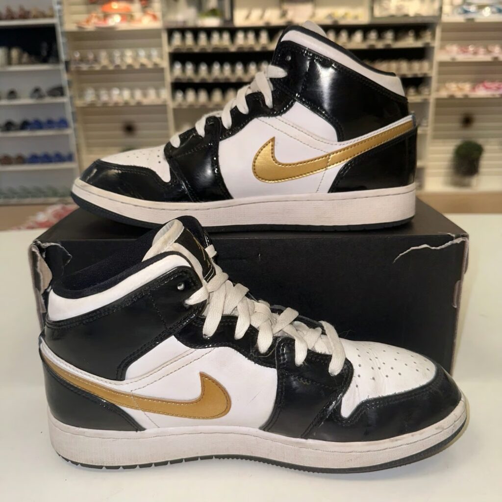 (GS) Air Jordan 1 Mid SE ‘Black Gold’ Review: Luxe Looks in a Youth-Sized Classic (GS) Air Jordan 1 Mid SE ‘Black Gold’ Review: Luxe Looks in a Youth-Sized Classic