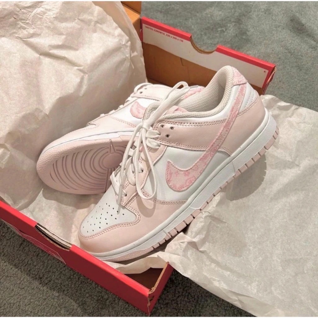 Nike Dunk Low ‘Pink Paisley’ Review: Feminine Flair Meets Streetwear Legacy Nike Dunk Low ‘Pink Paisley’ Review: Feminine Flair Meets Streetwear Legacy