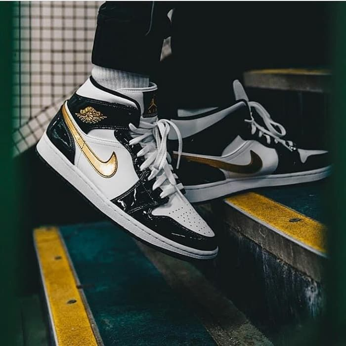 (GS) Air Jordan 1 Mid SE ‘Black Gold’ Review: Luxe Looks in a Youth-Sized Classic