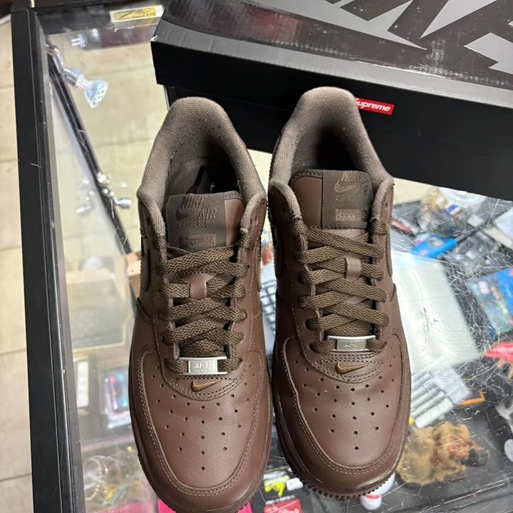 Nike x Supreme Air Force 1 Low ‘Baroque Brown’ Review: Minimal Flex with Maximum Culture Nike x Supreme Air Force 1 Low ‘Baroque Brown’ Review: Minimal Flex with Maximum Culture