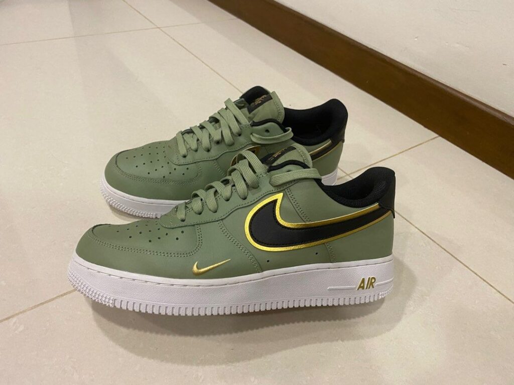 Nike Air Force 1 ’07 LV8 ‘Metallic Swoosh Pack – Oil Green’ Review: Classic Court Style with a Futuristic Edge Nike Air Force 1 ’07 LV8 ‘Metallic Swoosh Pack – Oil Green’ Review: Classic Court Style with a Futuristic Edge