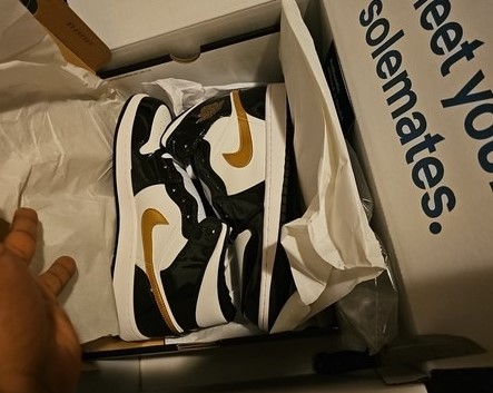 (GS) Air Jordan 1 Mid SE ‘Black Gold’ Review: Luxe Looks in a Youth-Sized Classic (GS) Air Jordan 1 Mid SE ‘Black Gold’ Review: Luxe Looks in a Youth-Sized Classic