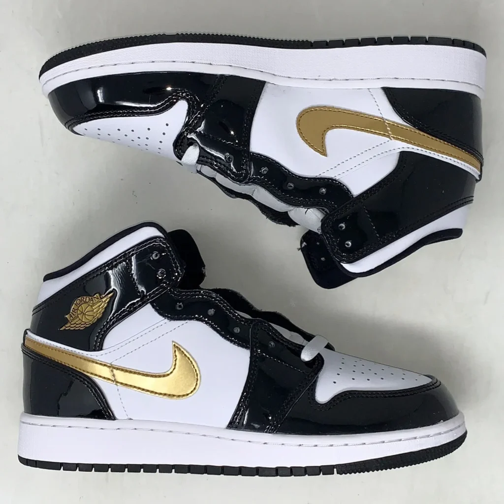 (GS) Air Jordan 1 Mid SE ‘Black Gold’ Review: Luxe Looks in a Youth-Sized Classic (GS) Air Jordan 1 Mid SE ‘Black Gold’ Review: Luxe Looks in a Youth-Sized Classic